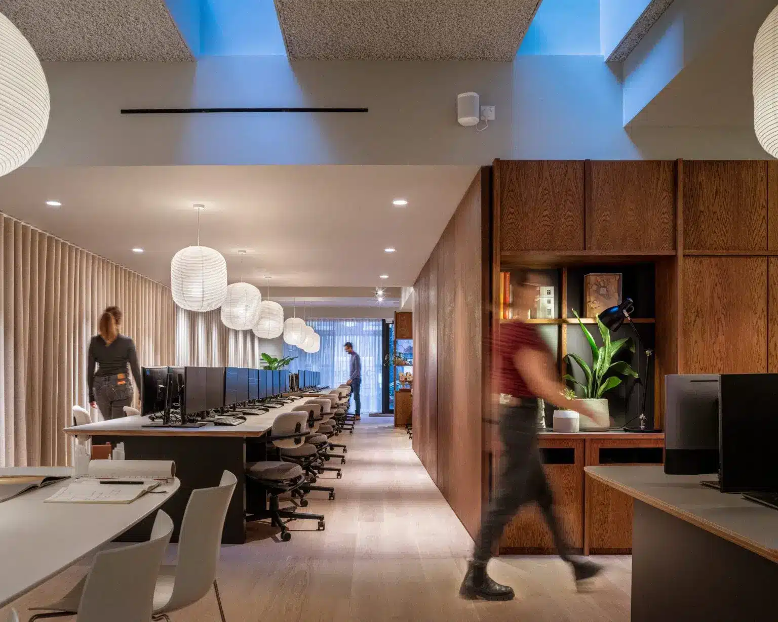 SonaSpray K-13 Special acoustic ceiling spray in Light Grey throughout dMFK’s HQ offices. Image ©Killian O’Sullivan.